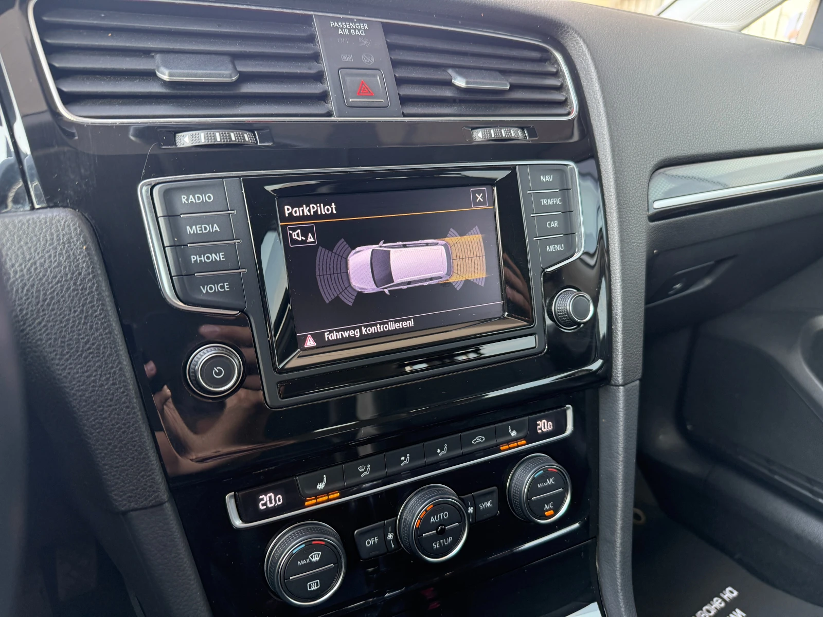 VW Golf 6 МЕСЕЦА ГАРАНЦИЯ/1.6TDI 105к.с. Кожа/Подгрев/Нави, снимка 12 - Автомобили и джипове - 55787668