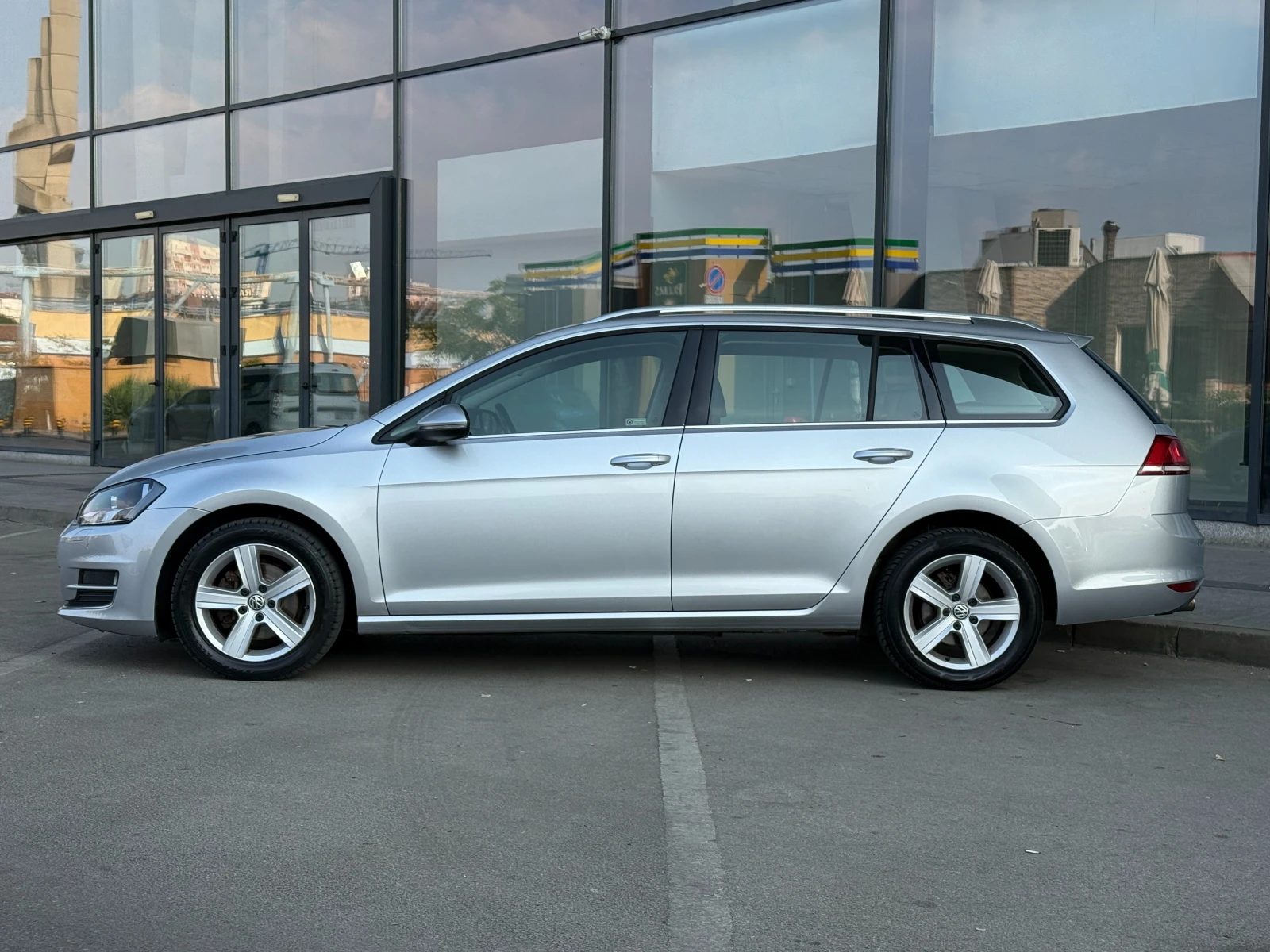 VW Golf 6 МЕСЕЦА ГАРАНЦИЯ/1.6TDI 105к.с. Кожа/Подгрев/Нави, снимка 2 - Автомобили и джипове - 55787668