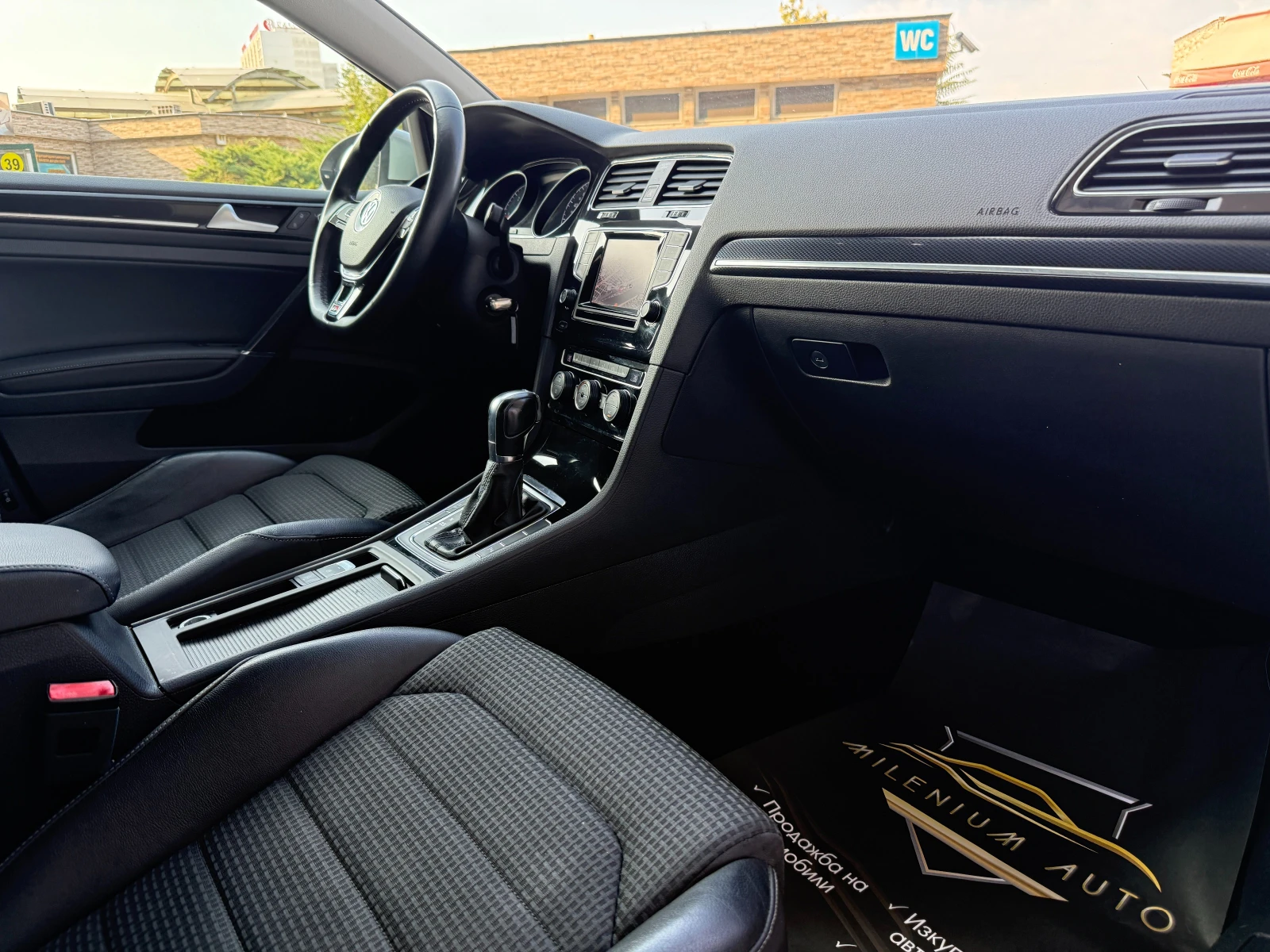 VW Golf 6 МЕСЕЦА ГАРАНЦИЯ/1.6TDI 105к.с. Кожа/Подгрев/Нави, снимка 11 - Автомобили и джипове - 55787668