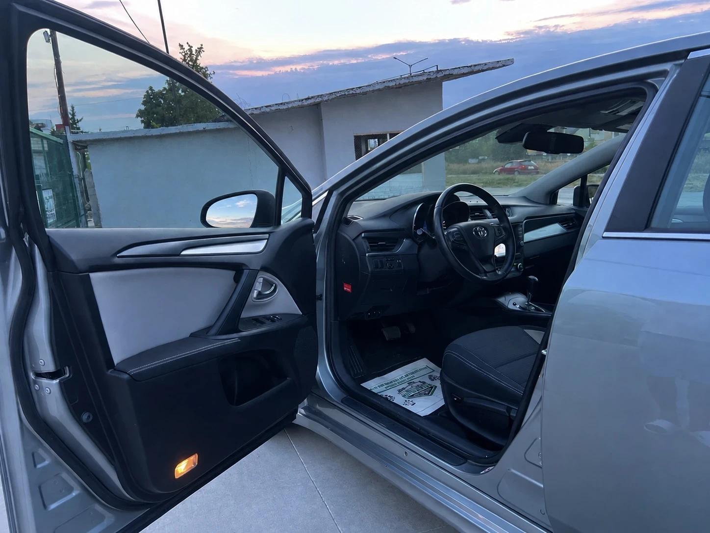 Toyota Avensis 1.8i-147к.с-АВТОМАТИК-ДИСТРОНИК-НАВИ-ЗАДНА КАМЕРА, снимка 7 - Автомобили и джипове - 56110854