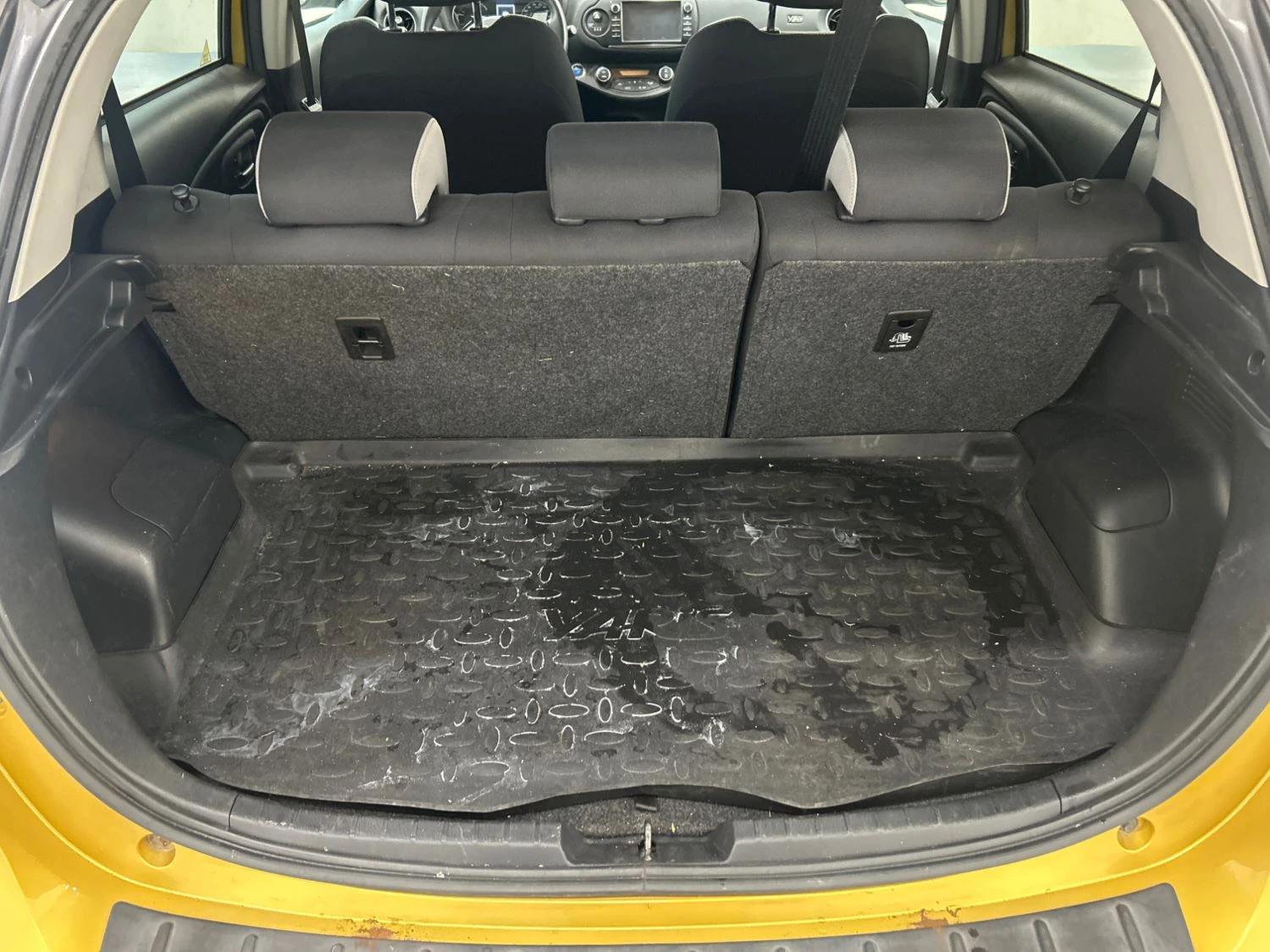 Toyota Yaris 1.5 Хибрид, снимка 13 - Автомобили и джипове - 56130078
