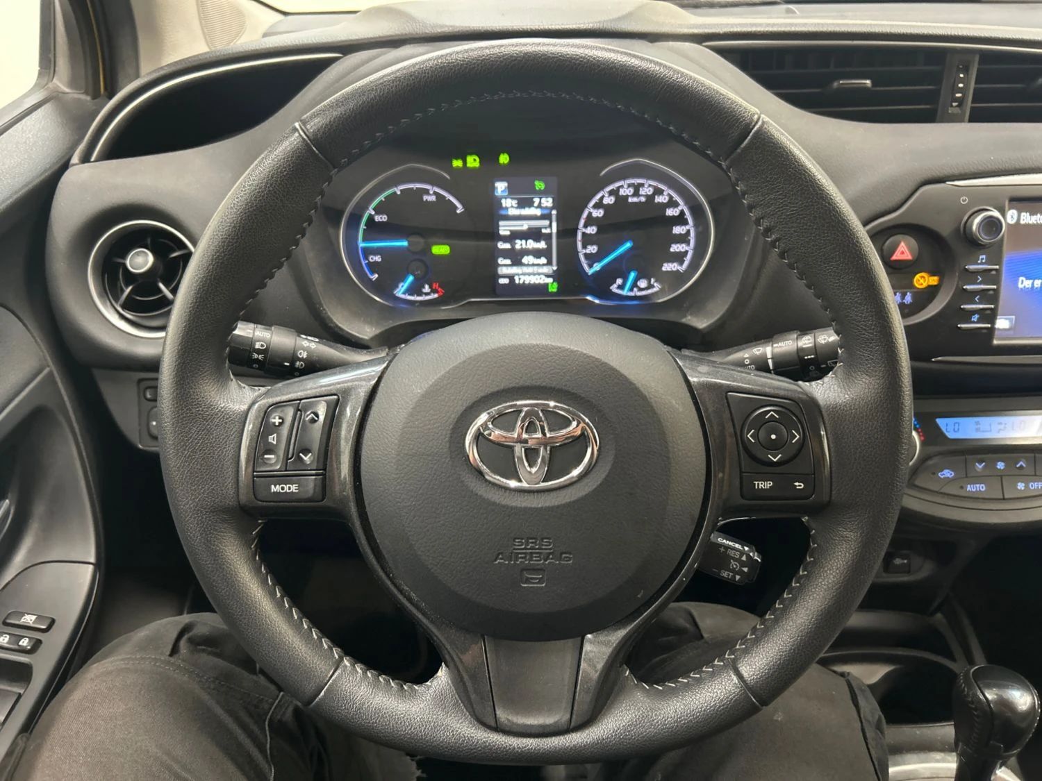 Toyota Yaris 1.5 Хибрид, снимка 6 - Автомобили и джипове - 56130078