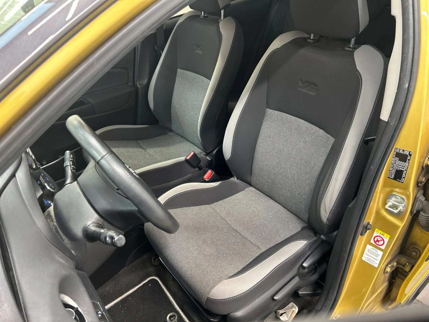 Toyota Yaris 1.5 Хибрид, снимка 11 - Автомобили и джипове - 56130078