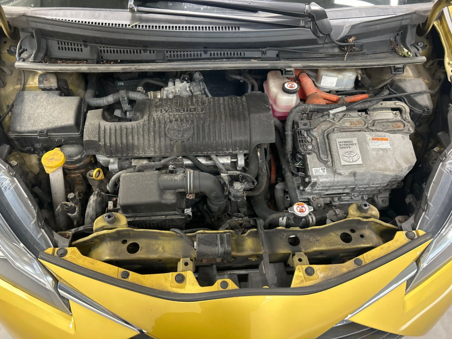 Toyota Yaris 1.5 Хибрид, снимка 14 - Автомобили и джипове - 56130078