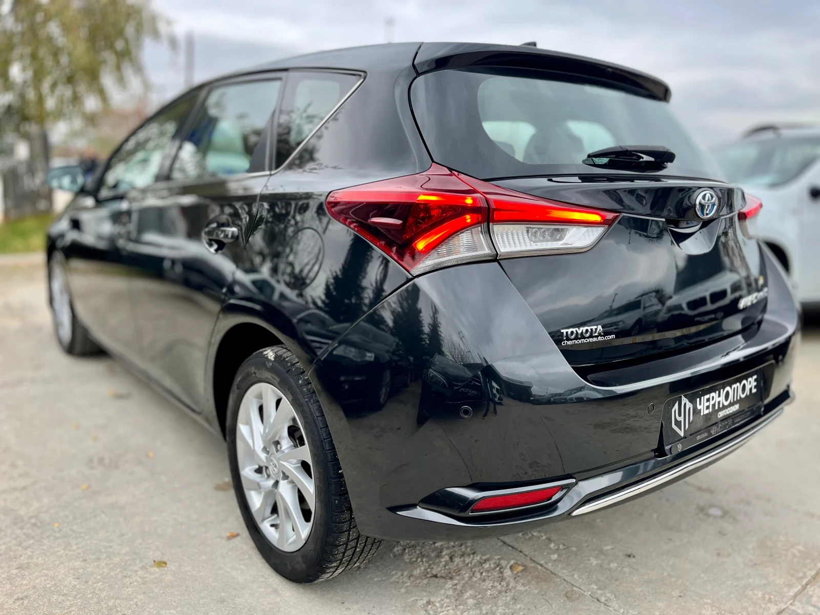 Toyota Auris 1.8 Hybrid FACE Louge +  - изображение 4