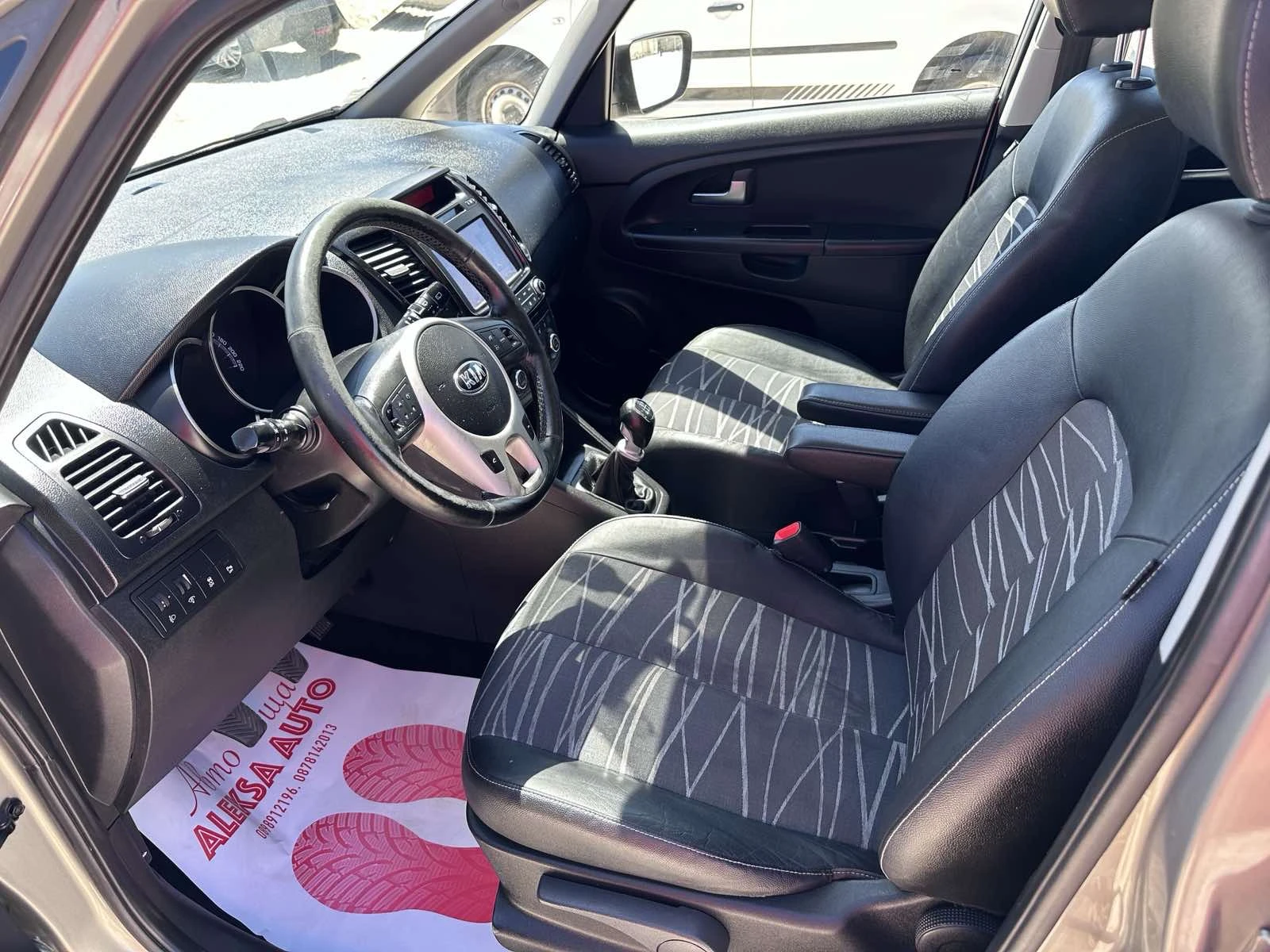 Kia Venga 1.6 нави ТОП, снимка 11 - Автомобили и джипове - 54714774