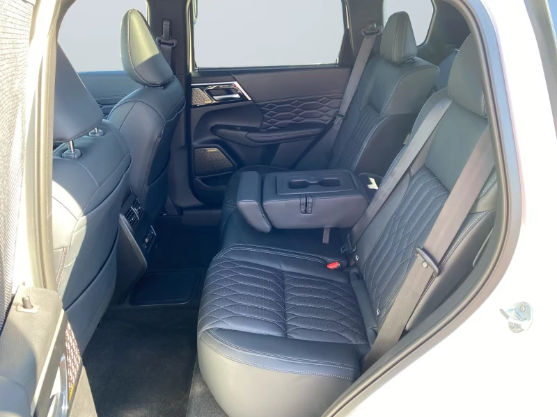 Mitsubishi Outlander 2.4PHEV/306HP/ACC/PDC/LED/360/BSA/CPLAY/PANO/978f, снимка 15 - Автомобили и джипове - 52727182