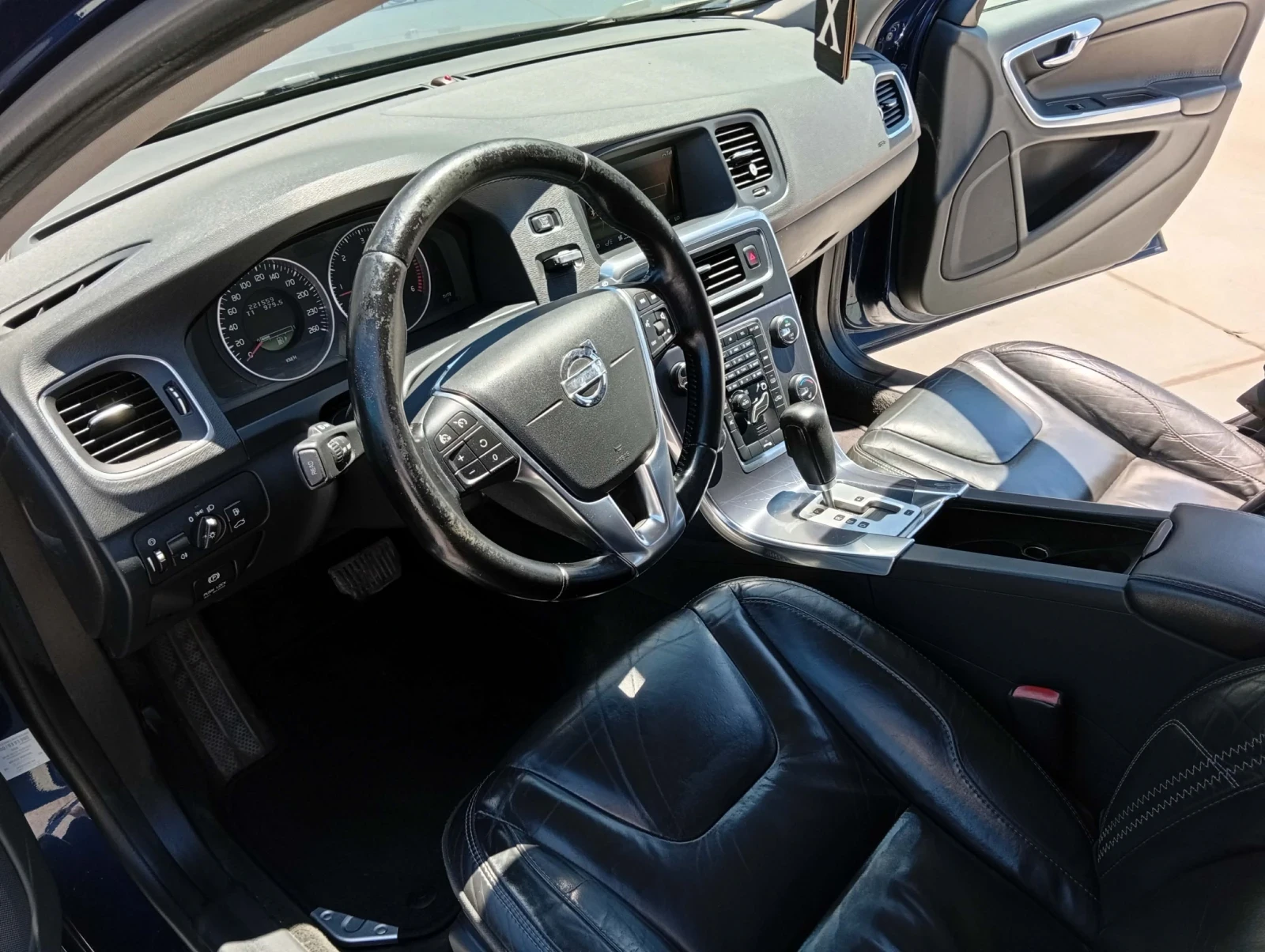Volvo V60 2.0 D4, снимка 11 - Автомобили и джипове - 55082261