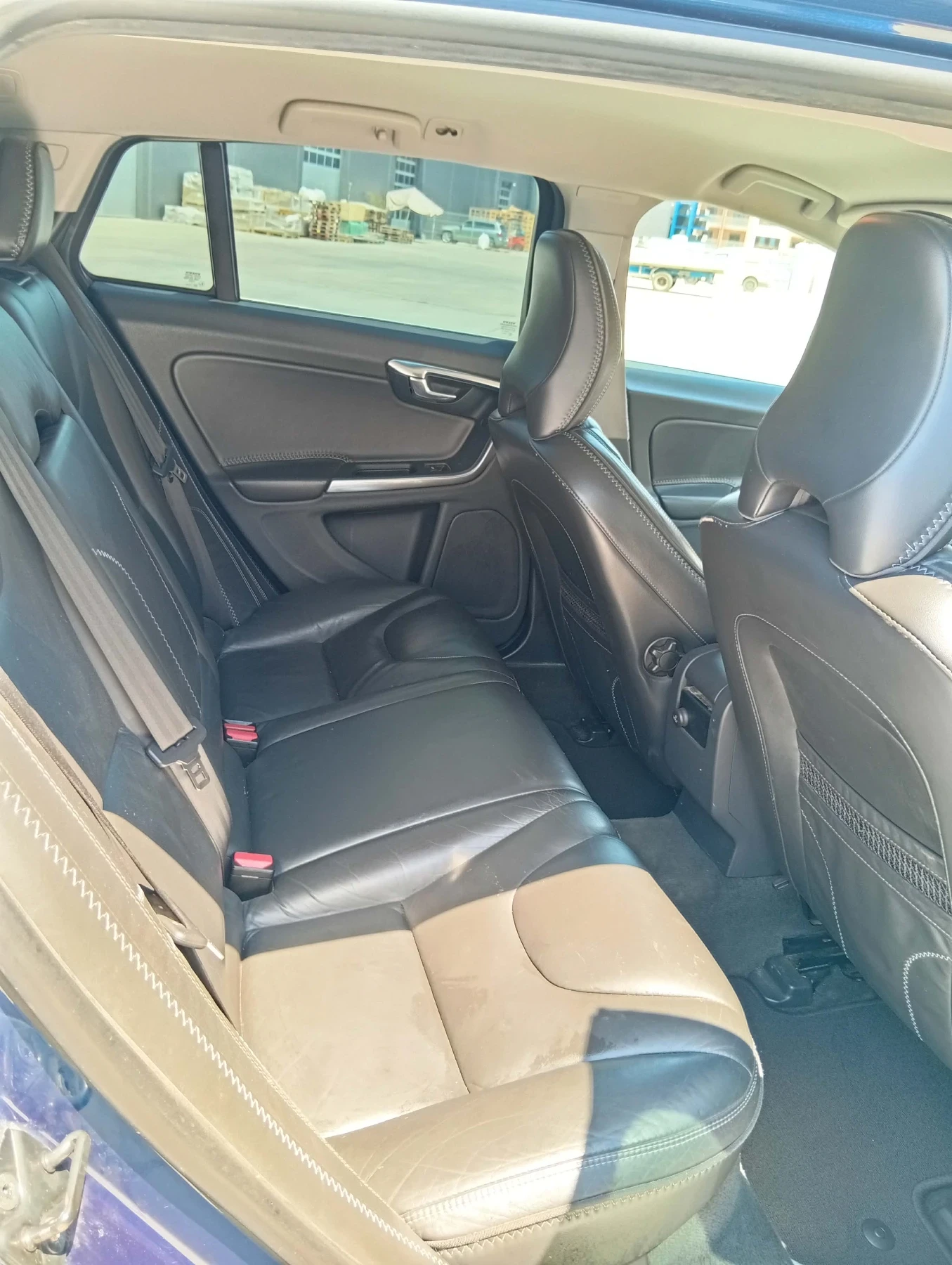 Volvo V60 2.0 D4, снимка 15 - Автомобили и джипове - 55082261