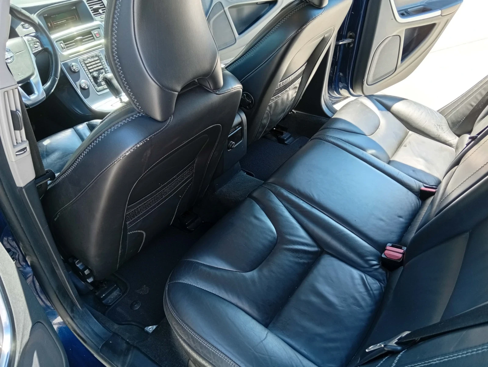 Volvo V60 2.0 D4, снимка 14 - Автомобили и джипове - 55082261