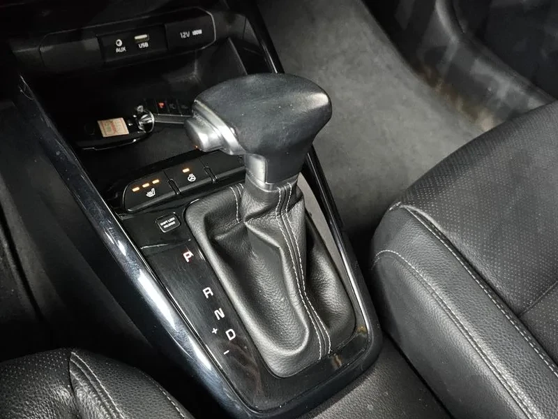Kia Stonic 1.6 Trendy, снимка 9 - Автомобили и джипове - 55786750