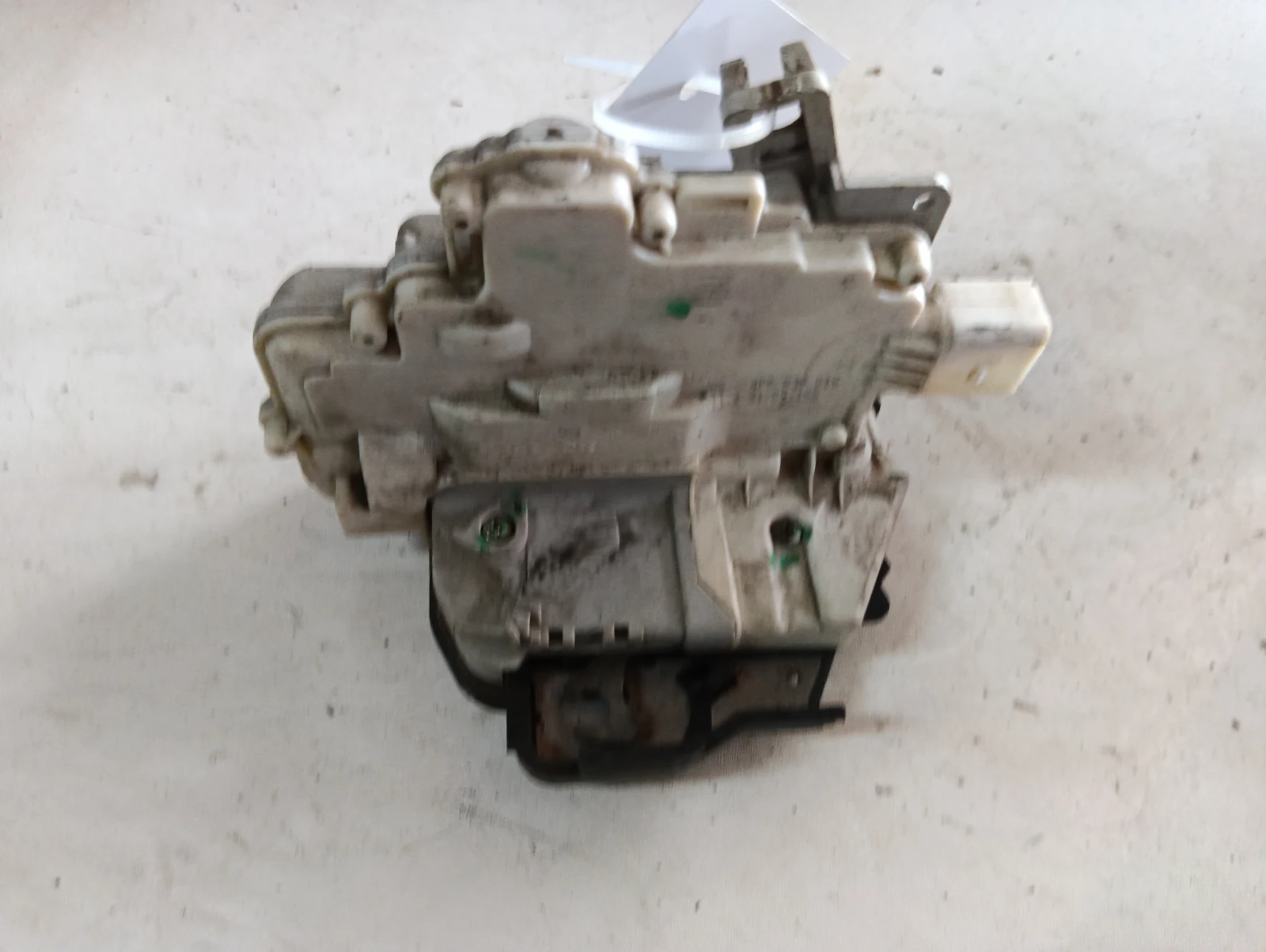 брава (задна дясна) 4F0839016 Audi A3