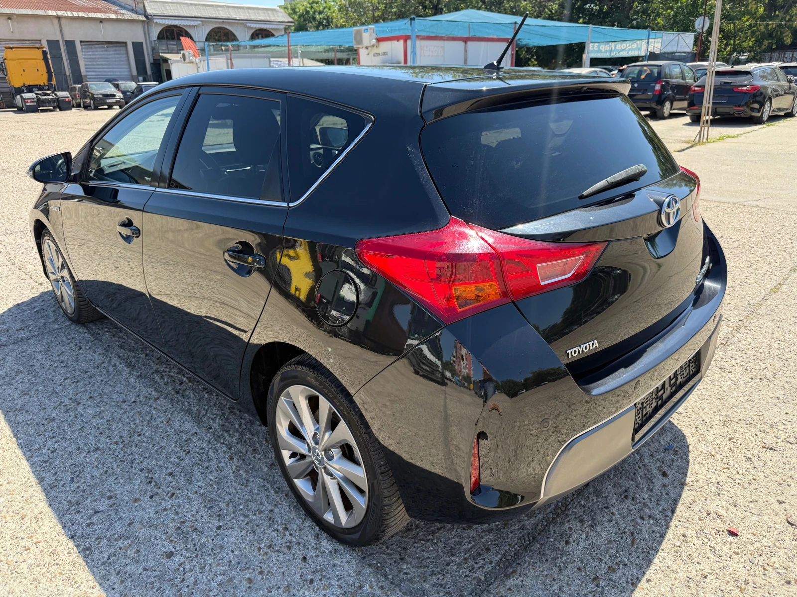 Toyota Auris Hybrid  - изображение 7
