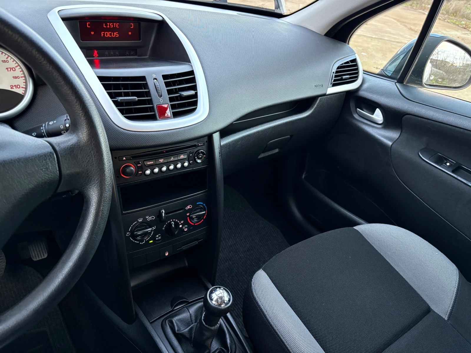 Peugeot 207 1.4i 75к.с. Старият мотор* 153 000км*  - изображение 9