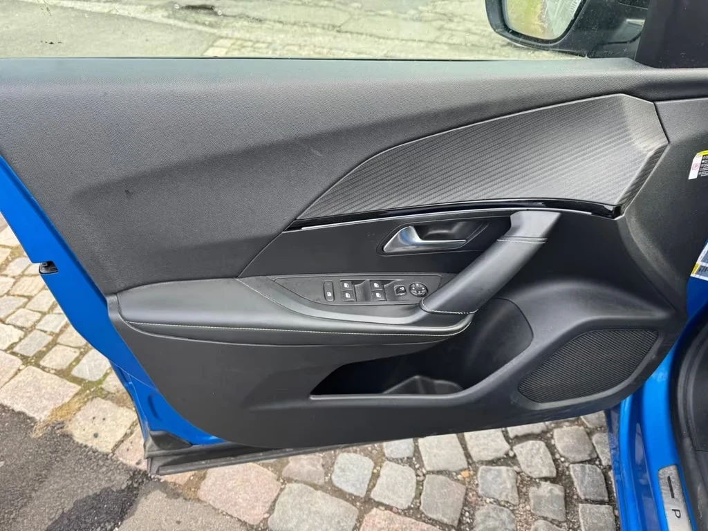 Peugeot 2008 e- Allure Electric 50 KW & 136 PS, снимка 9 - Автомобили и джипове - 54095660