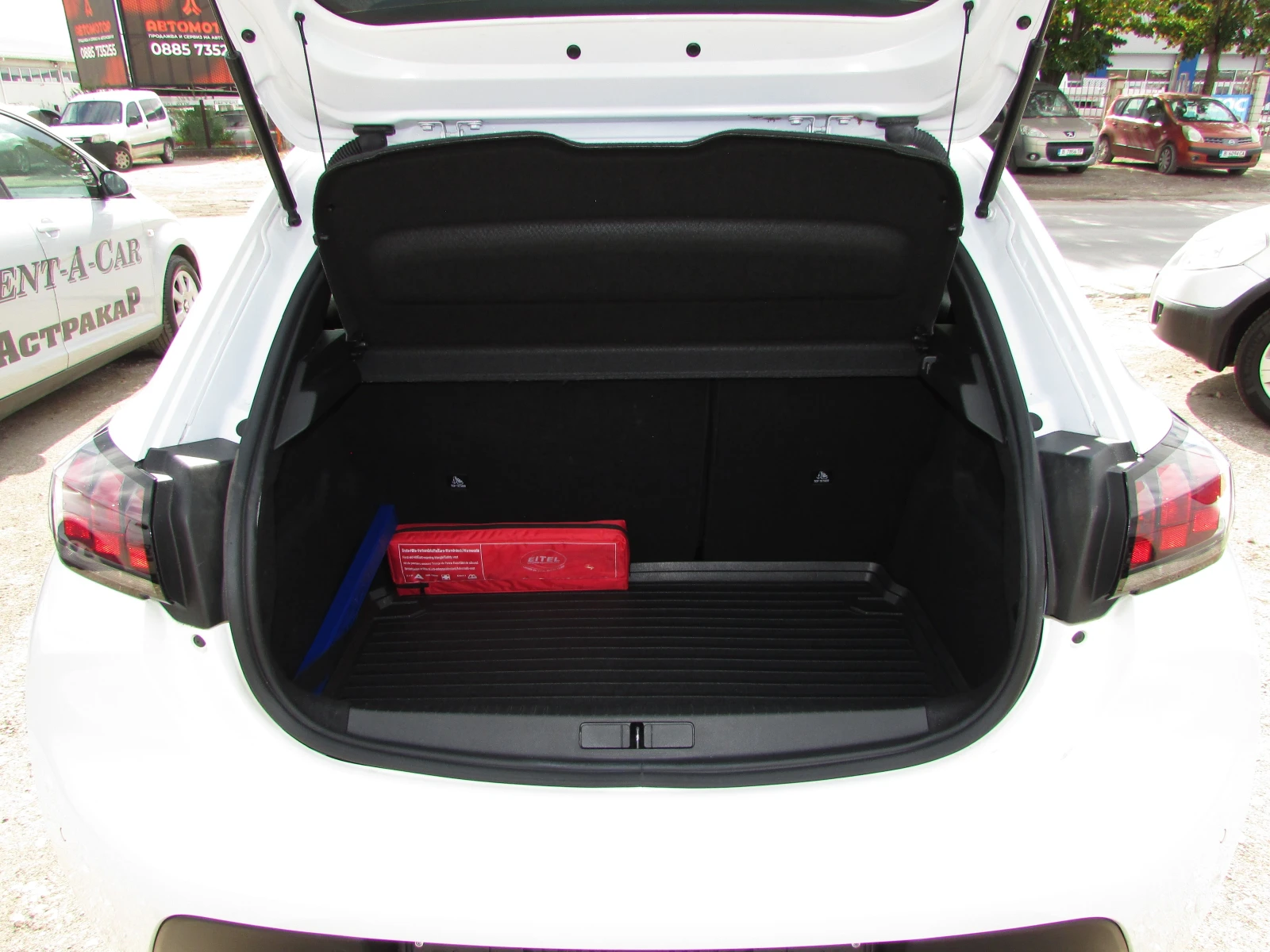 Peugeot 208 1.5 e-HDI EU6D, снимка 15 - Автомобили и джипове - 56545328
