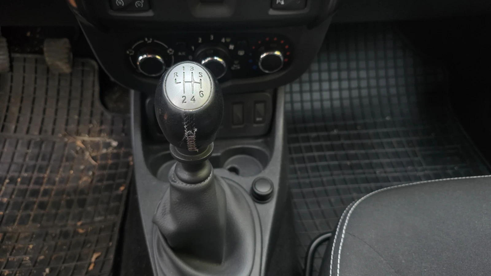 Dacia Duster, снимка 15 - Автомобили и джипове - 56556328