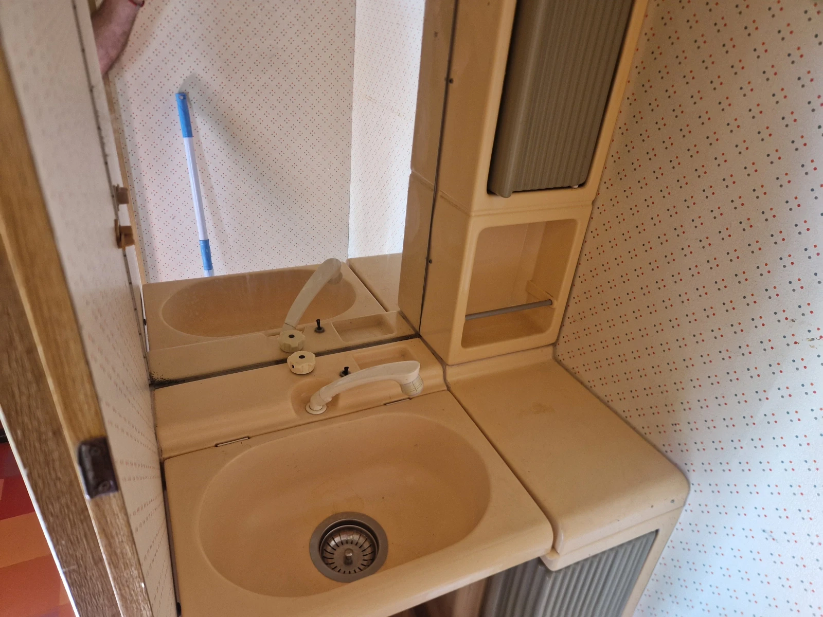 Каравана Adria 5 МЕТРА/, снимка 8 - Каравани и кемпери - 54965244