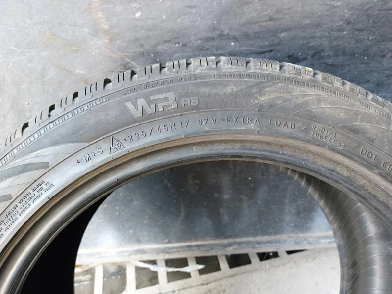 Гуми Зимни 235/45R17, снимка 6 - Гуми и джанти - 37110722