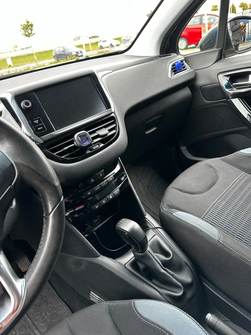 Peugeot 208 1.2, снимка 4 - Автомобили и джипове - 48001568