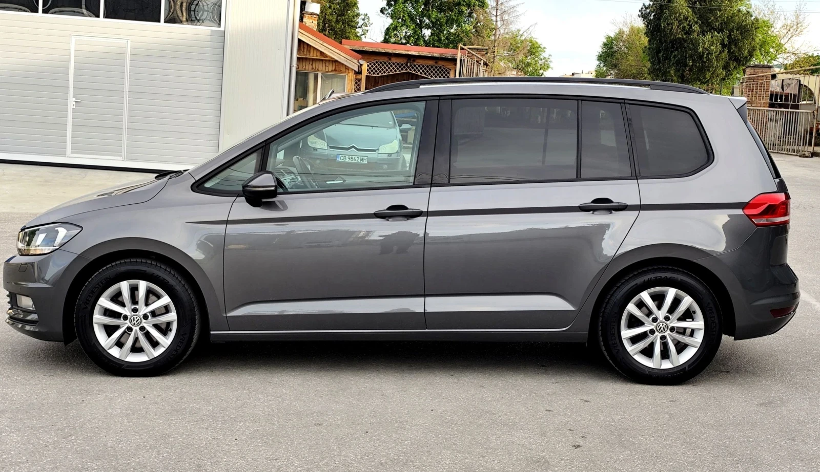 VW Touran 1.6TDI-110кс-6ск.-NAVI-ПОДГРЯВАНЕ-EURO-6, снимка 4 - Автомобили и джипове - 54556019