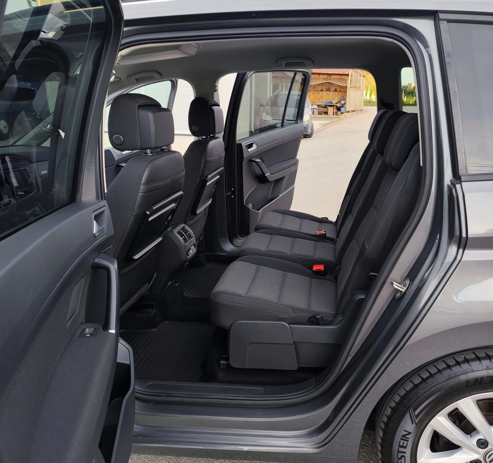 VW Touran 1.6TDI-110кс-6ск.-NAVI-ПОДГРЯВАНЕ-EURO-6, снимка 11 - Автомобили и джипове - 54556019