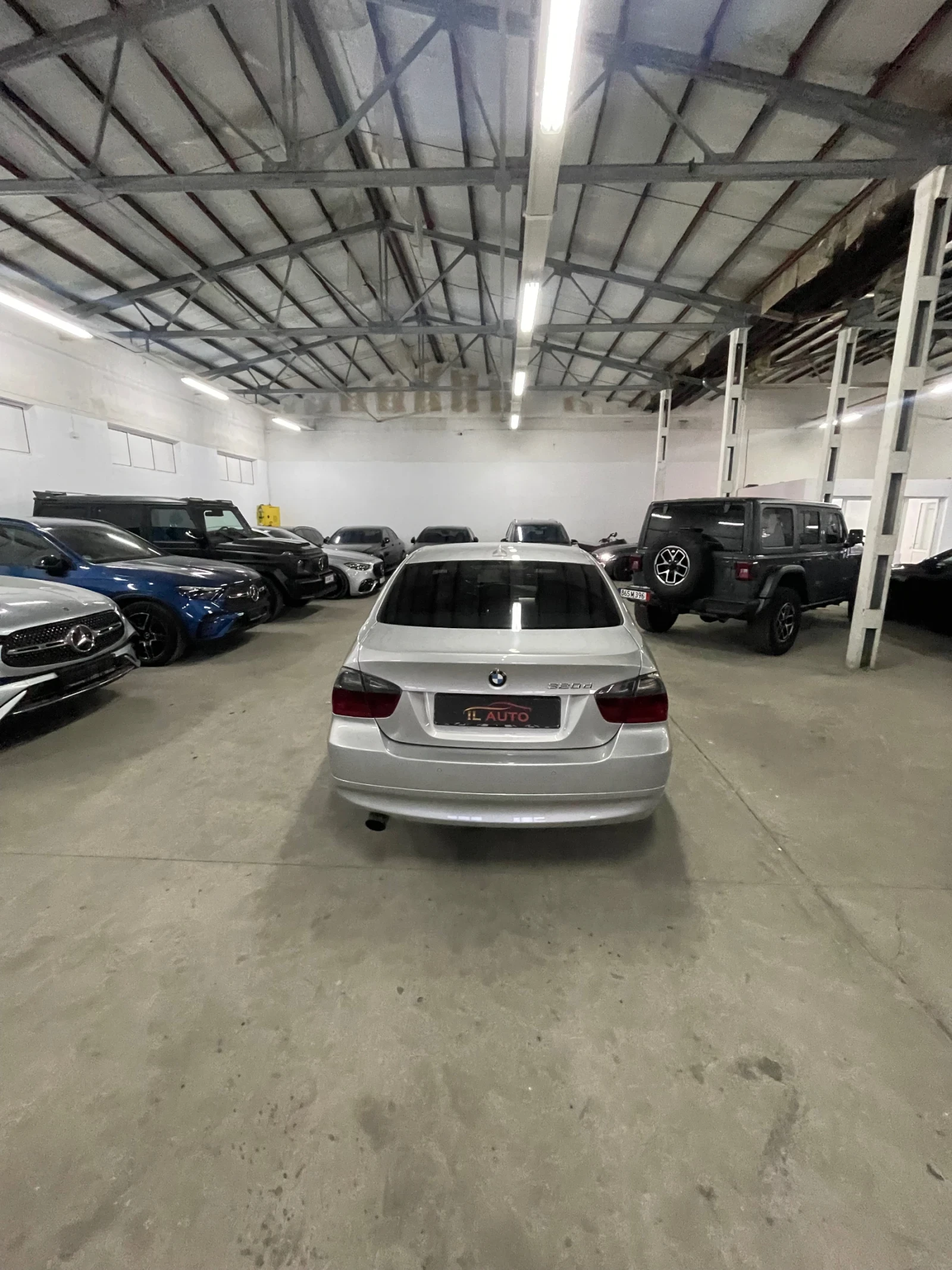 BMW 320 D/Парктр/Автомат/Завиващи фарове/ОБСЛУЖЕНА, снимка 4 - Автомобили и джипове - 56017549