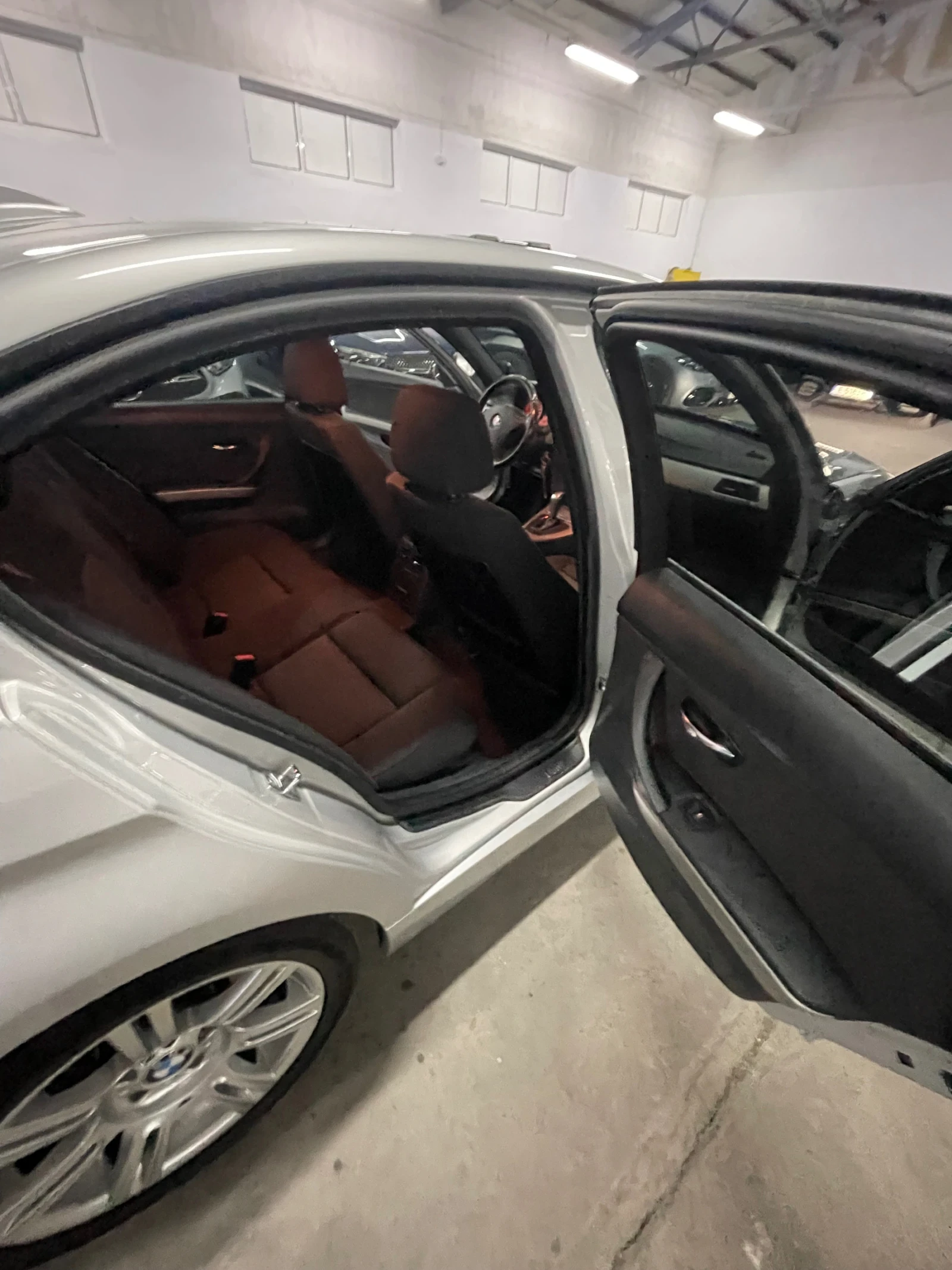 BMW 320 D/Парктр/Автомат/Завиващи фарове/ОБСЛУЖЕНА, снимка 17 - Автомобили и джипове - 56017549