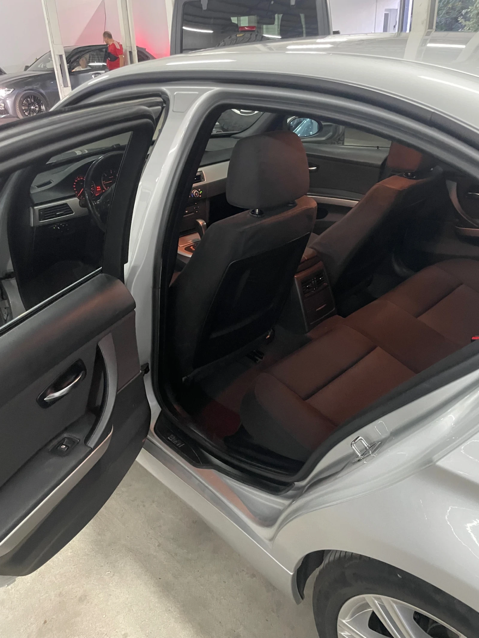 BMW 320 D/Парктр/Автомат/Завиващи фарове/ОБСЛУЖЕНА, снимка 14 - Автомобили и джипове - 56017549