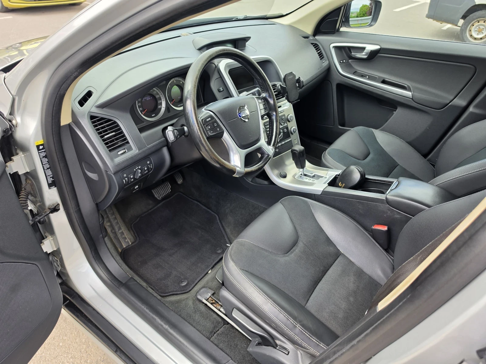 Volvo XC60 2.4 D5 AWD, снимка 7 - Автомобили и джипове - 54707825