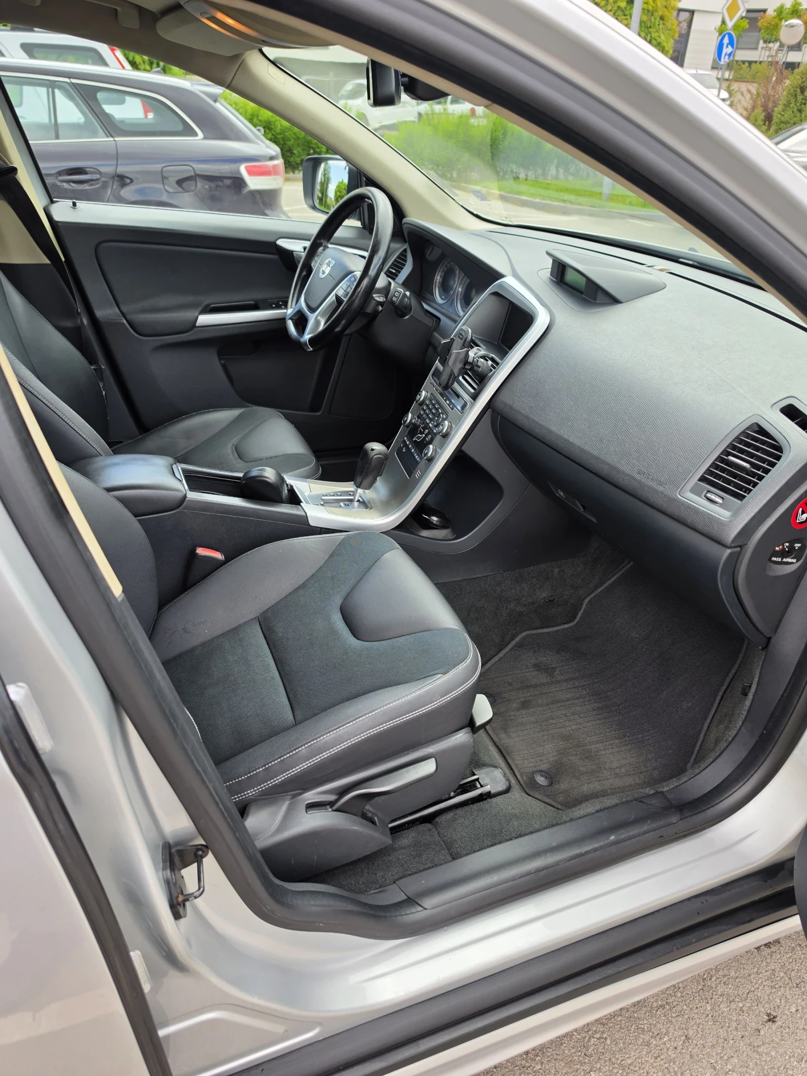 Volvo XC60 2.4 D5 AWD, снимка 8 - Автомобили и джипове - 54707825