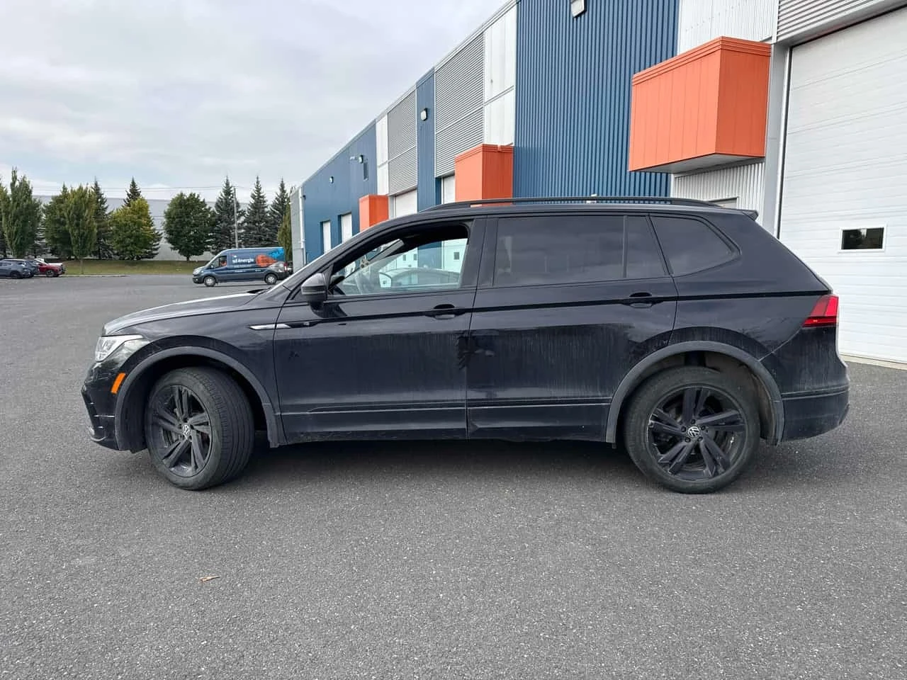 VW Tiguan * Comfortline R Line Black Edition * CARFAX * , снимка 2 - Автомобили и джипове - 56302162