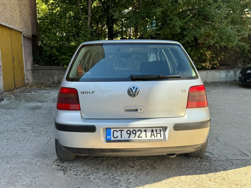 VW Golf 1.6i* Климатик, снимка 5 - Автомобили и джипове - 47611147