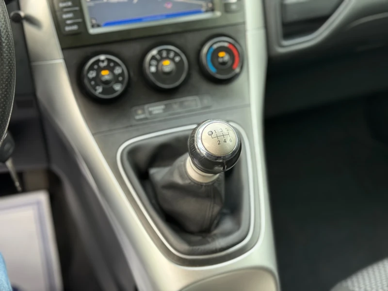 Toyota Auris 1.8i 147к.с. Фейслифт, снимка 13 - Автомобили и джипове - 52918599