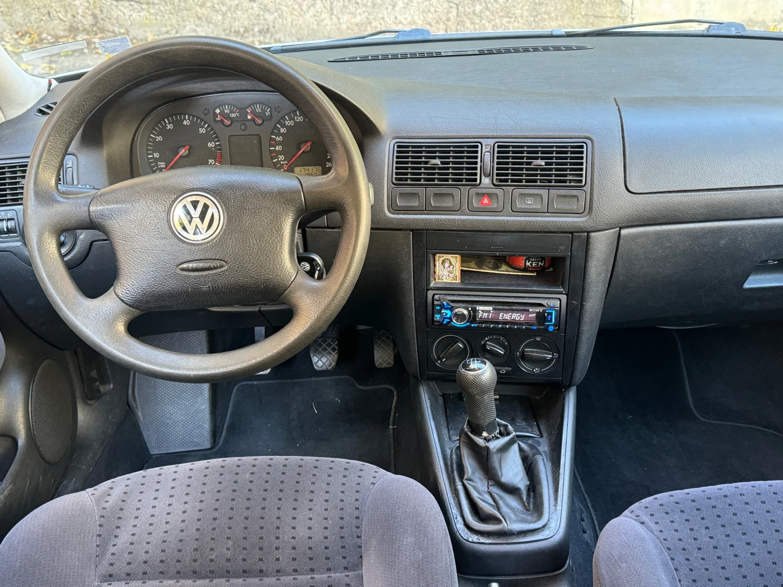 VW Golf 1.6i* Климатик - изображение 9