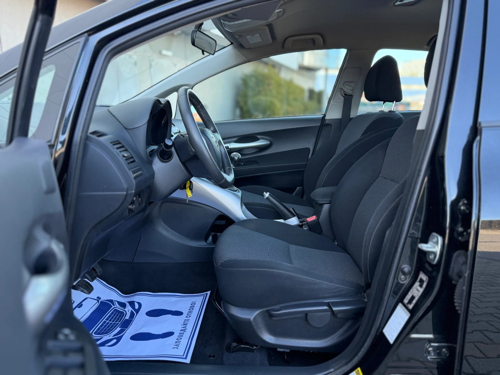 Toyota Auris 1.8i 147к.с. Фейслифт - изображение 6