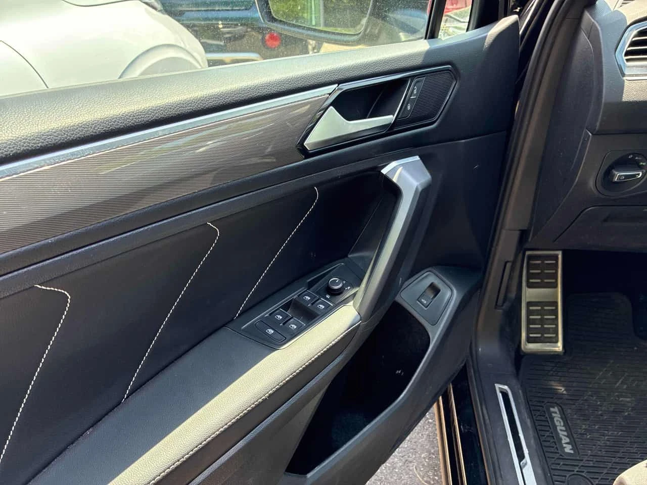 VW Tiguan * Comfortline R Line Black Edition* АВТОКРЕДИТ* , снимка 12 - Автомобили и джипове - 54907656