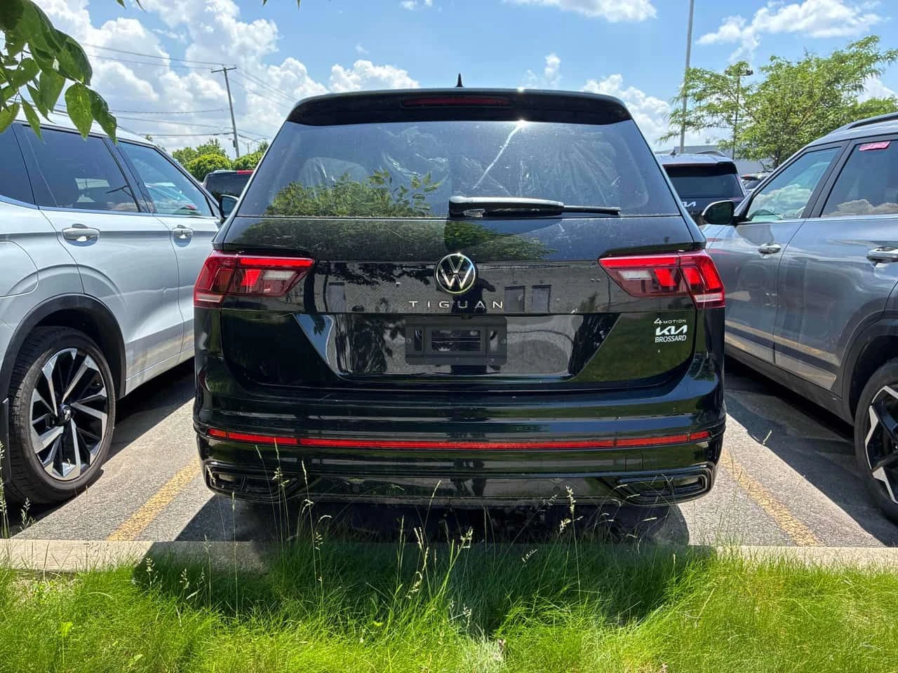 VW Tiguan * Comfortline R Line Black Edition* АВТОКРЕДИТ* , снимка 4 - Автомобили и джипове - 54907656