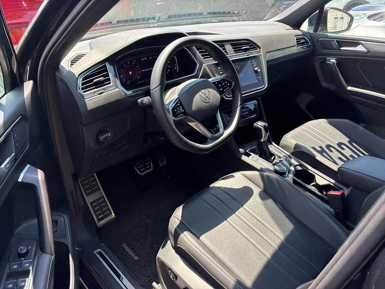 VW Tiguan * Comfortline R Line Black Edition* АВТОКРЕДИТ* , снимка 5 - Автомобили и джипове - 54907656