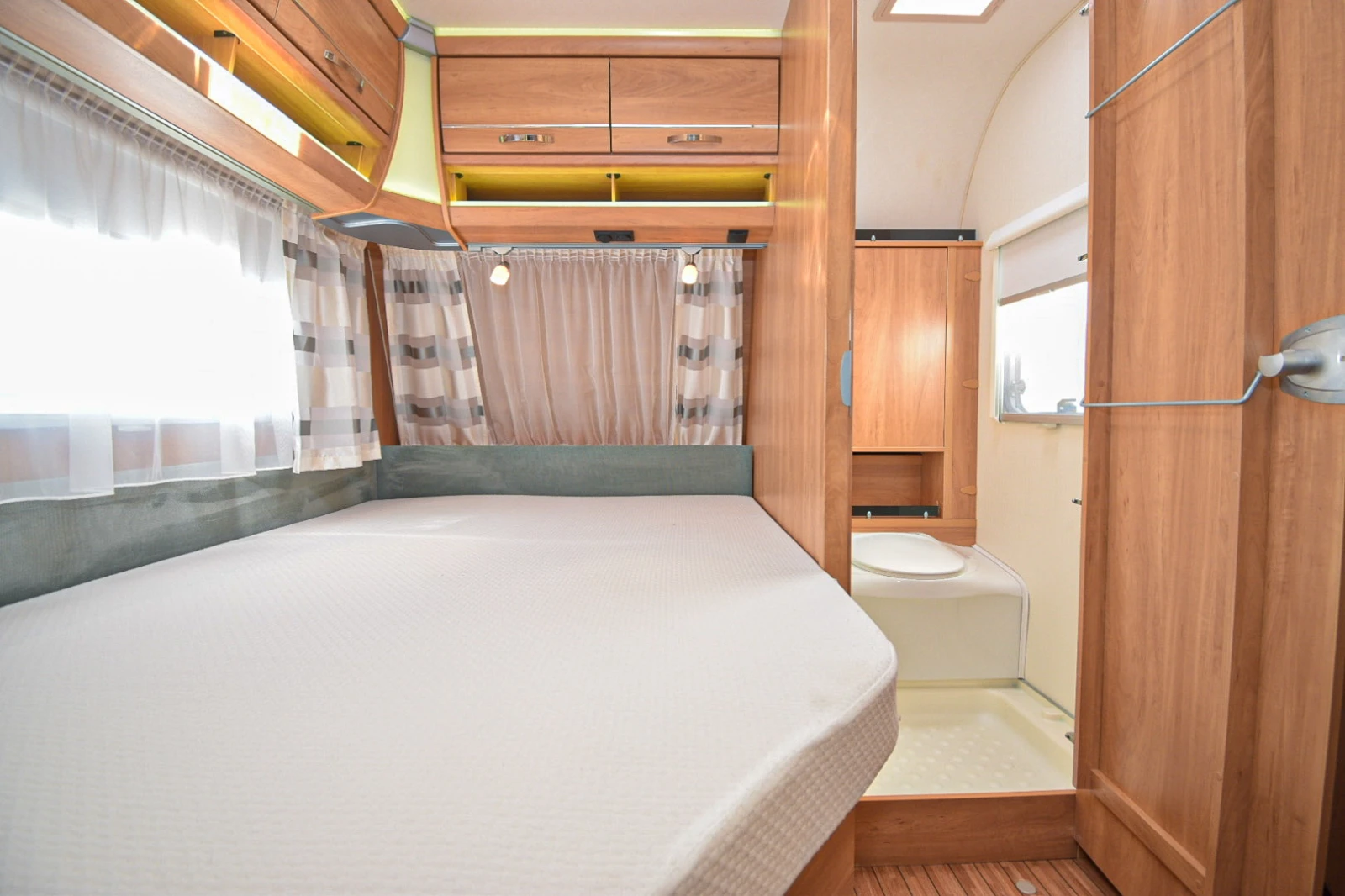 Каравана Dethleffs Camper 390 FS, снимка 8 - Каравани и кемпери - 56343062