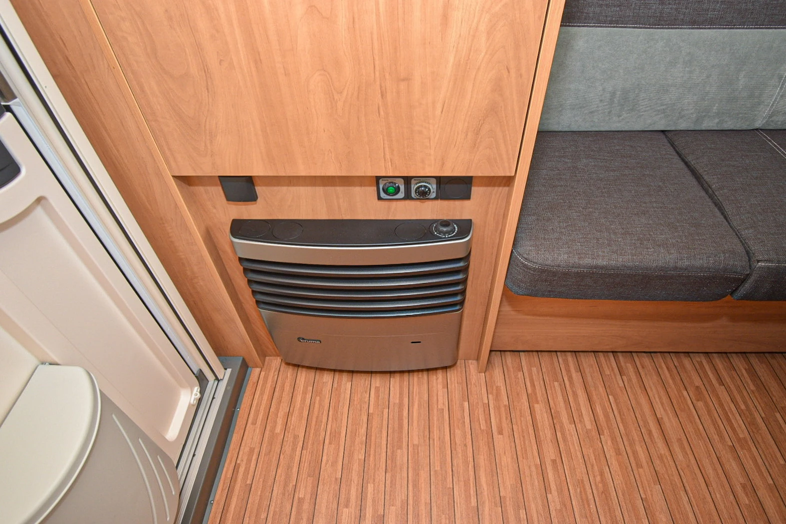 Каравана Dethleffs Camper 390 FS, снимка 15 - Каравани и кемпери - 56343062