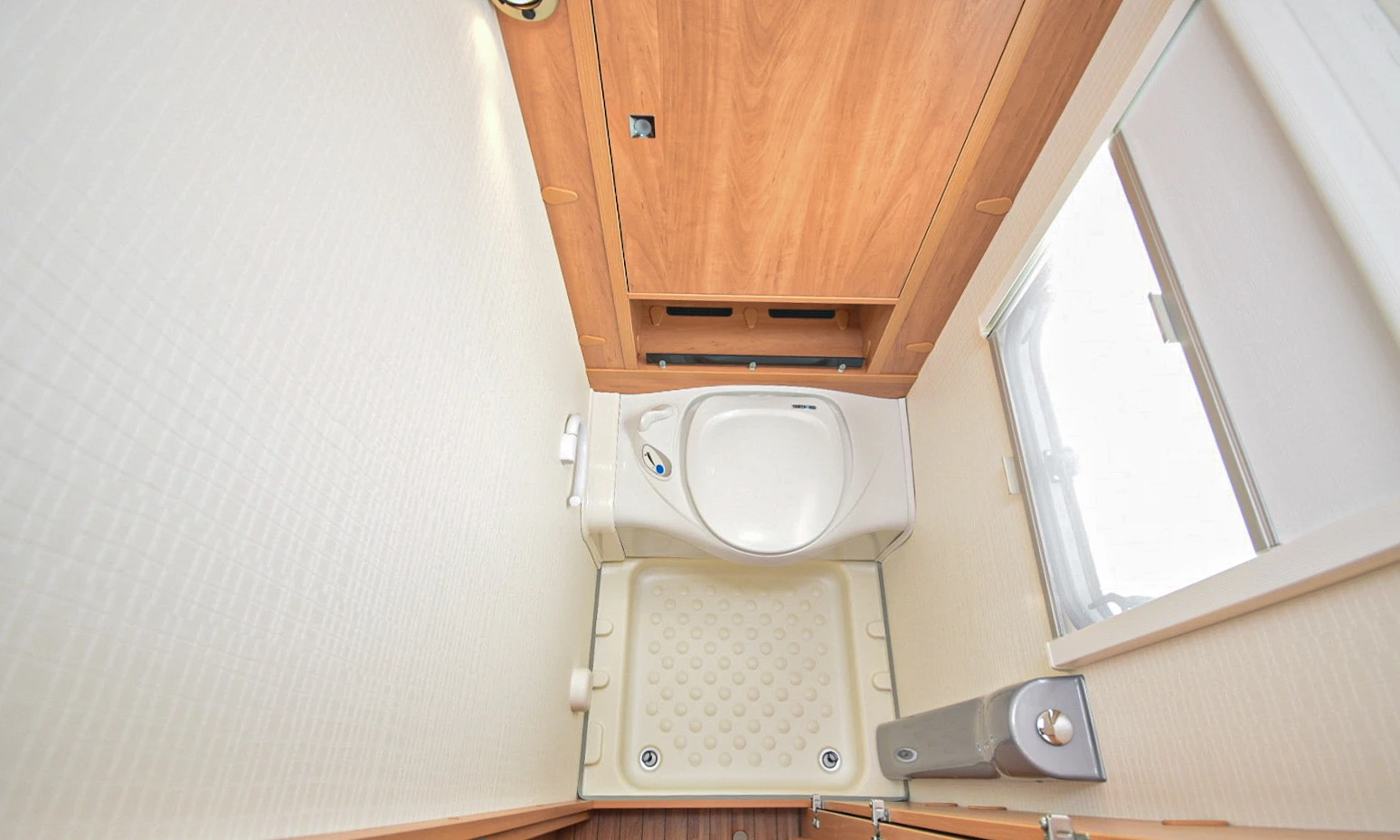 Каравана Dethleffs Camper 390 FS, снимка 9 - Каравани и кемпери - 56343062