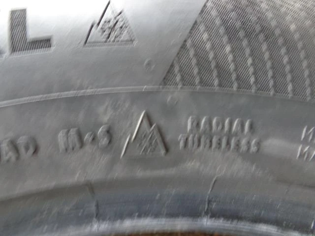 Гуми Зимни 235/60R18, снимка 4 - Гуми и джанти - 20866206