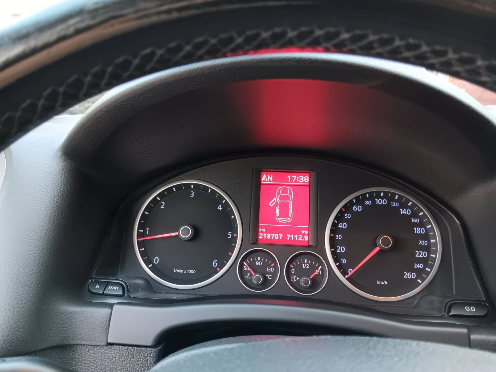 VW Tiguan 2.0tdi , снимка 9 - Автомобили и джипове - 54257166