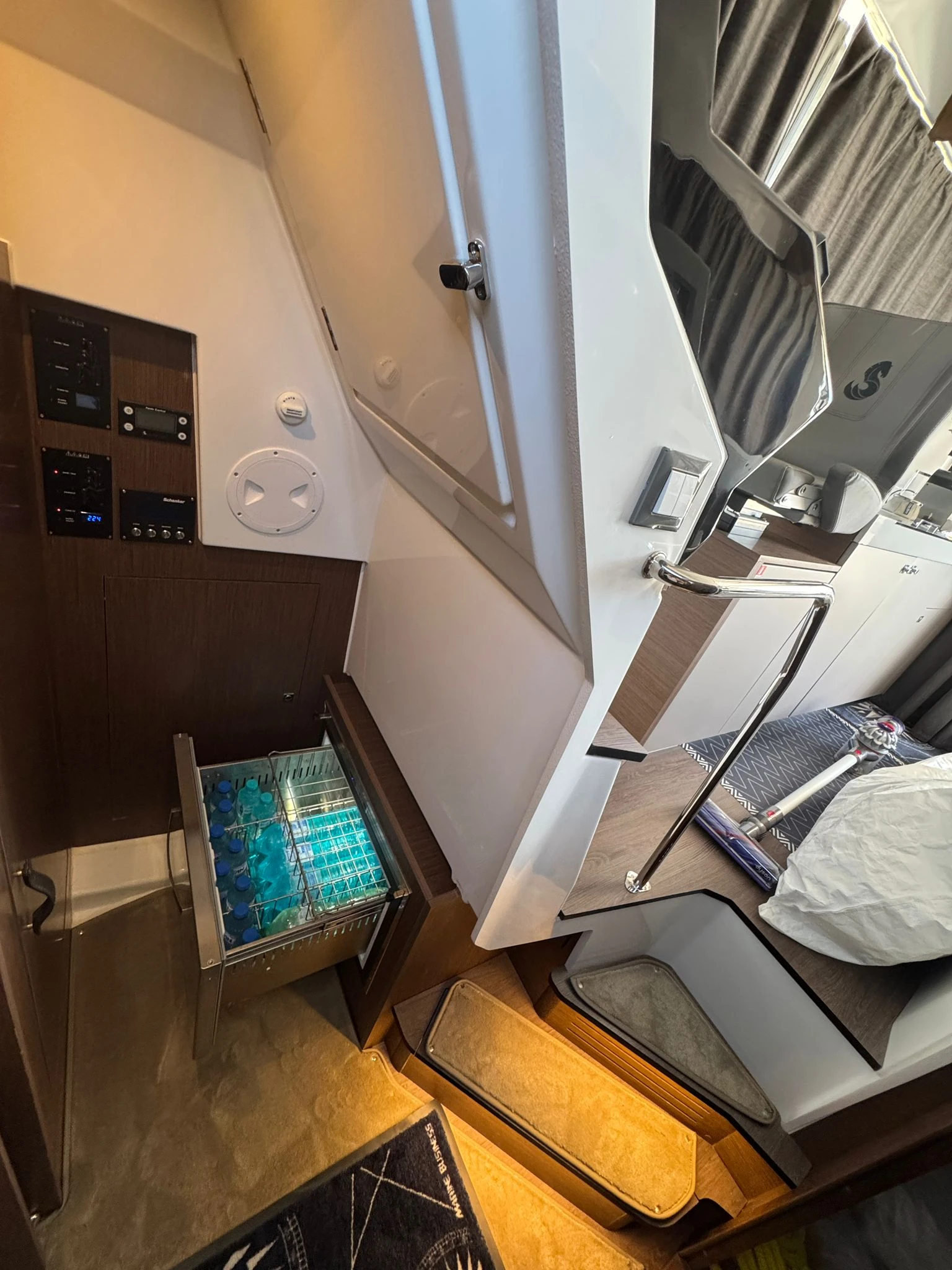 Моторна яхта Beneteau Antares 11 Fly, снимка 9 - Воден транспорт - 55951861