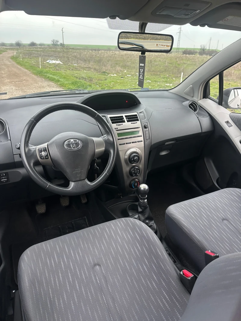 Toyota Yaris 1.3 vvt-i, снимка 10 - Автомобили и джипове - 52857633