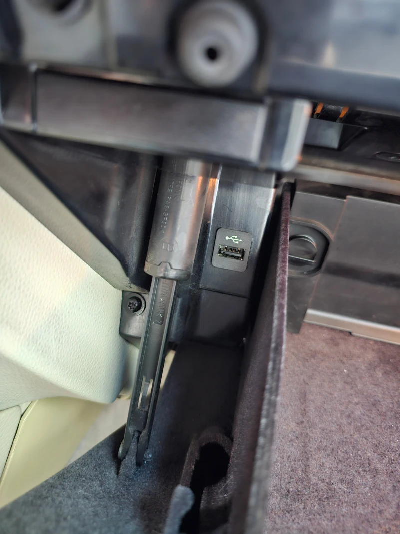 BMW 330 Cic 4x4 Фейслифт, снимка 12 - Автомобили и джипове - 52869756