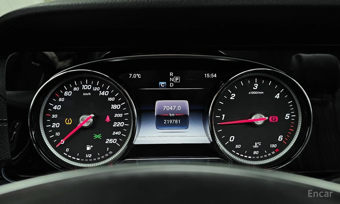 Mercedes-Benz E 220 КАБРИО* AMG PACK* ПОДГРЕВ* ОБДУХВАНЕ* AMBIENT* , снимка 10 - Автомобили и джипове - 54101794