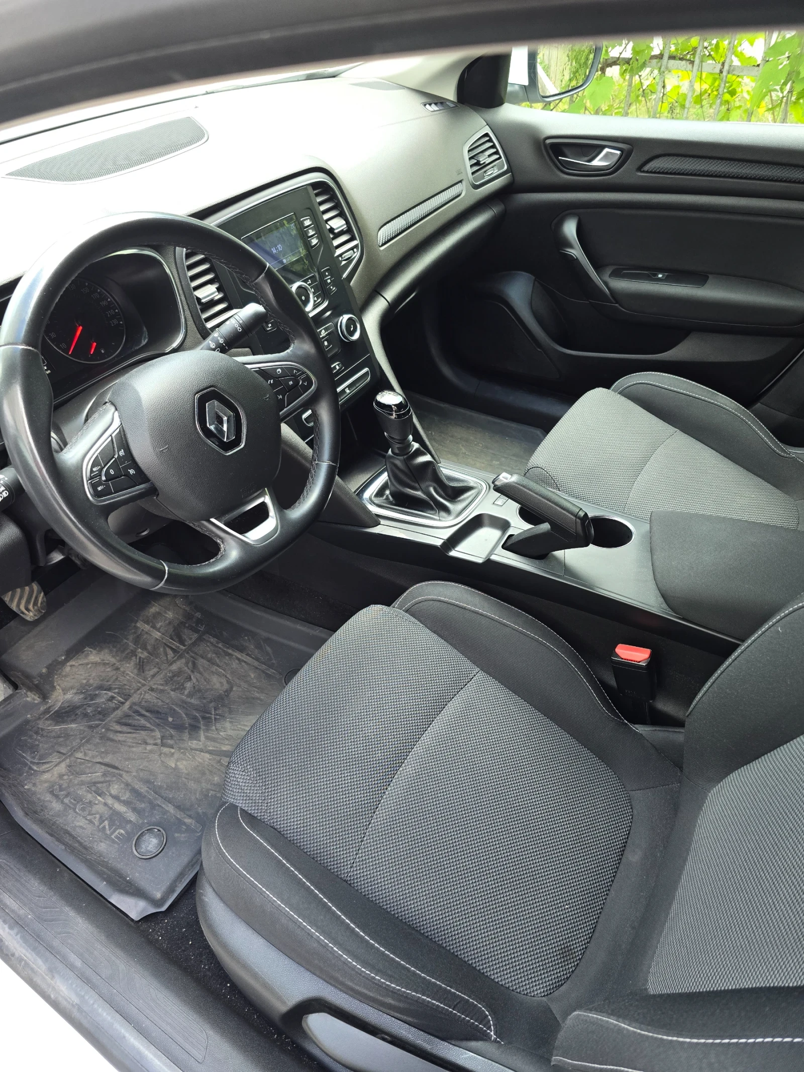 Renault Megane 1.0 115 Tce, снимка 4 - Автомобили и джипове - 54712030