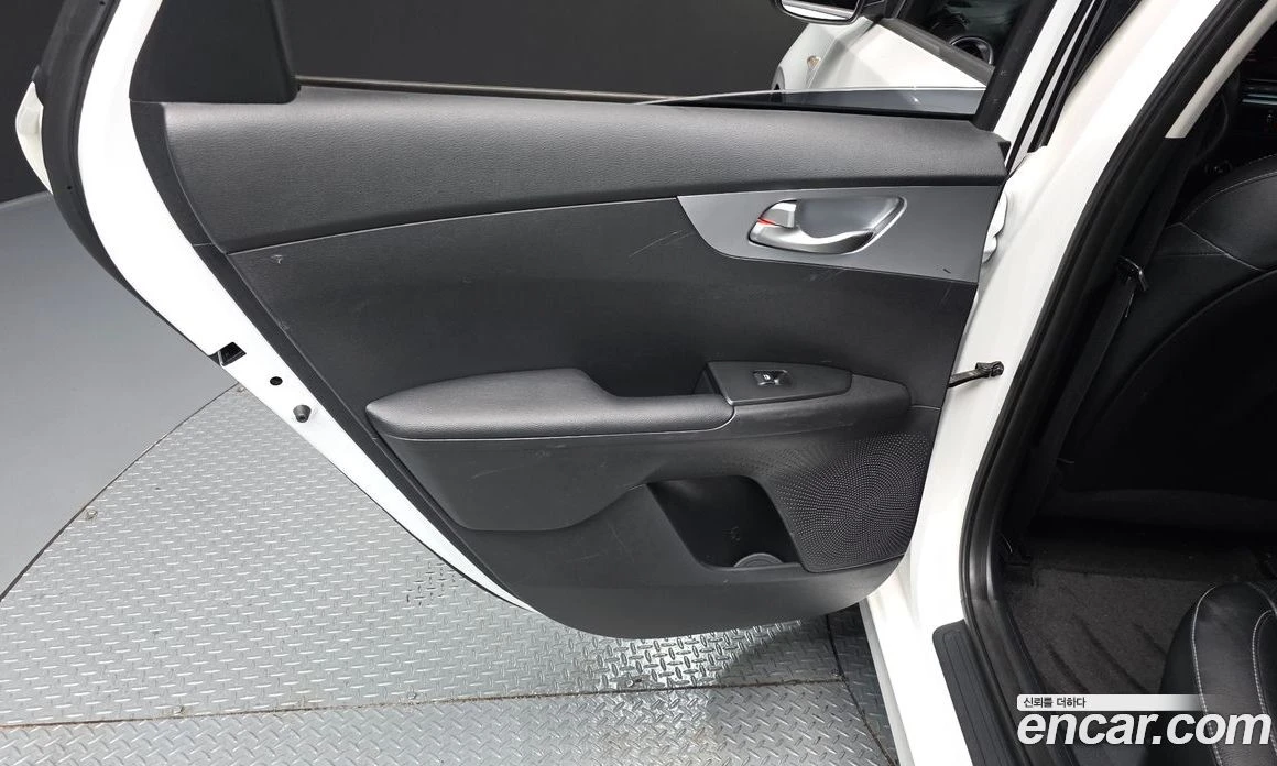 Kia K3 1.6 Trendy, снимка 15 - Автомобили и джипове - 56157294